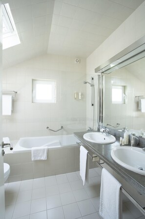 One Bedroom Villa Duplex | Bathroom | Rainfall showerhead, hair dryer, bidet, towels - Vila Bicuda Resort (Cascais)