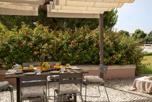 Family dining - Vila Bicuda Resort (Cascais)