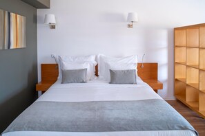 Cofres nos quartos, escrivaninha, cortinas blackout