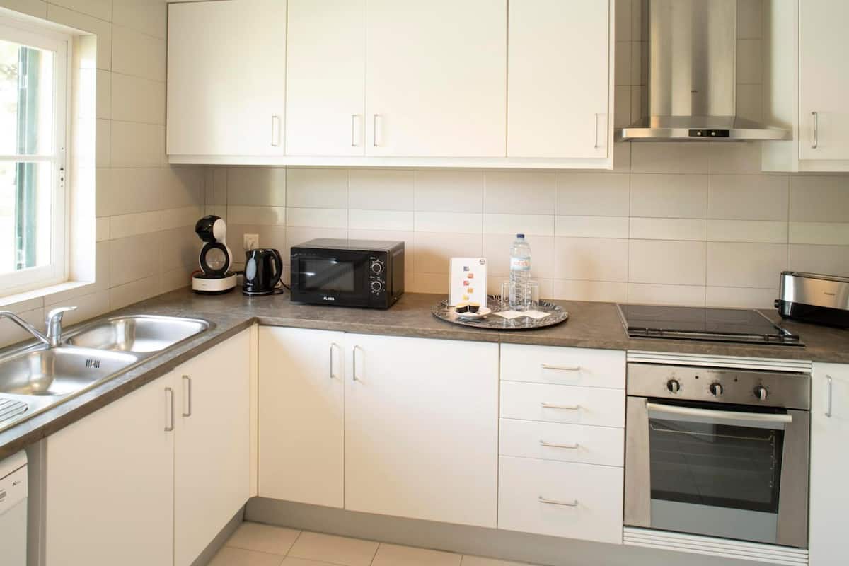 fridge, dishwasher, coffee/tea maker, electric kettle