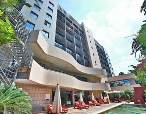 Una piscina al aire libre