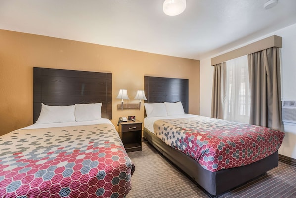 Desk, blackout drapes, free WiFi, bed sheets - Rodeway Inn Flagstaff - Downtown (Flagstaff)