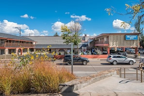 A street view with a motel named 'Rodeway Inn' and a building with a balcony.