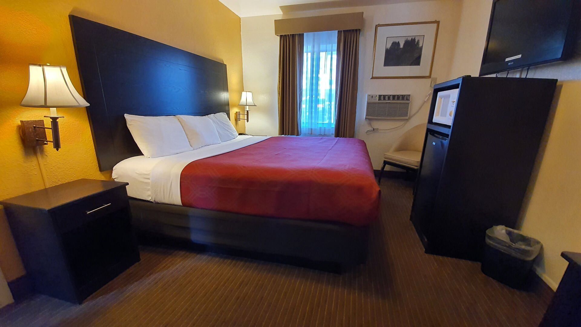 Escritorio, cortinas blackout, wifi gratis y ropa de cama 