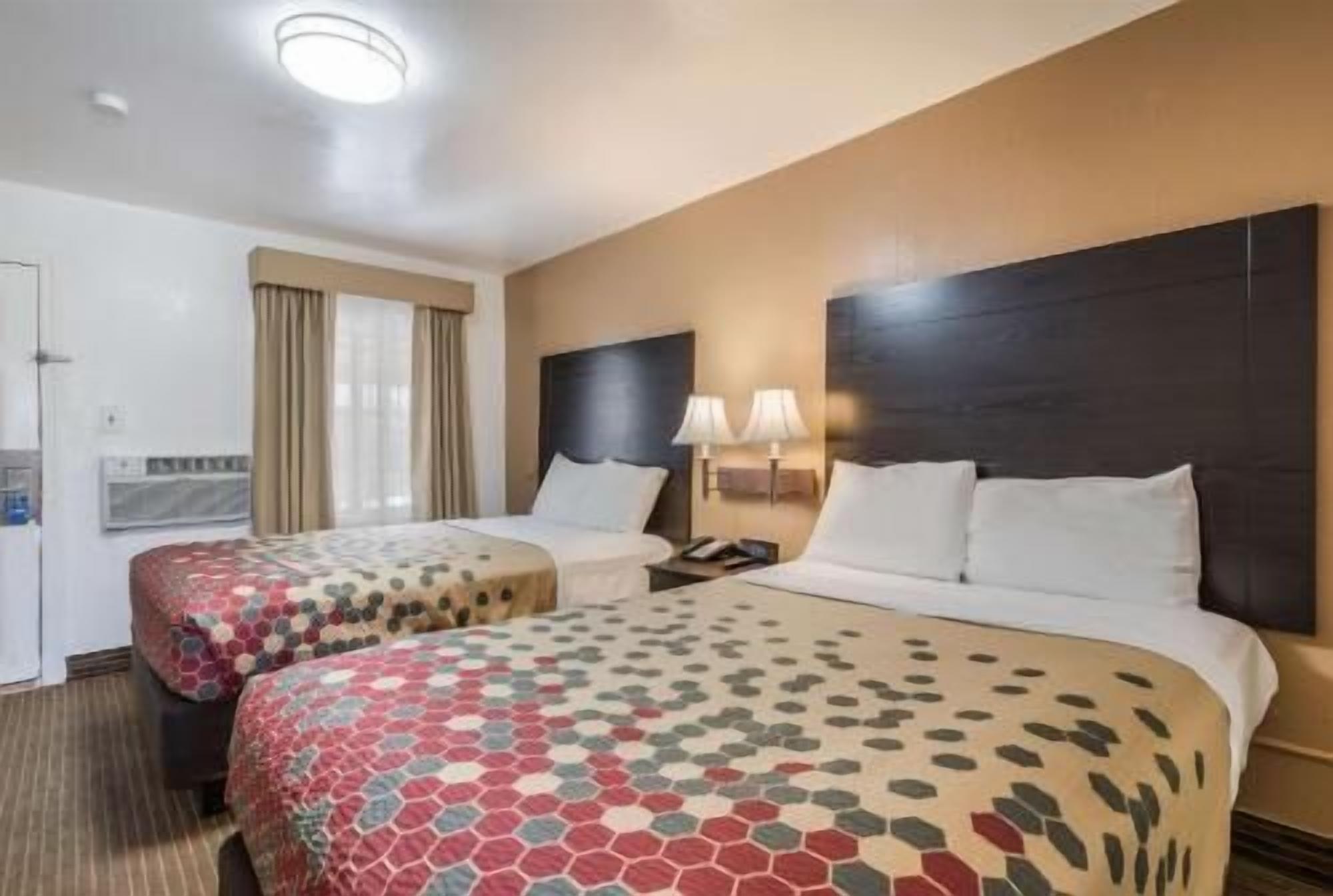 Escritorio, cortinas blackout, wifi gratis y ropa de cama 