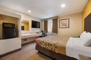 Desk, blackout drapes, free WiFi, bed sheets - Rodeway Inn Flagstaff - Downtown (Flagstaff)