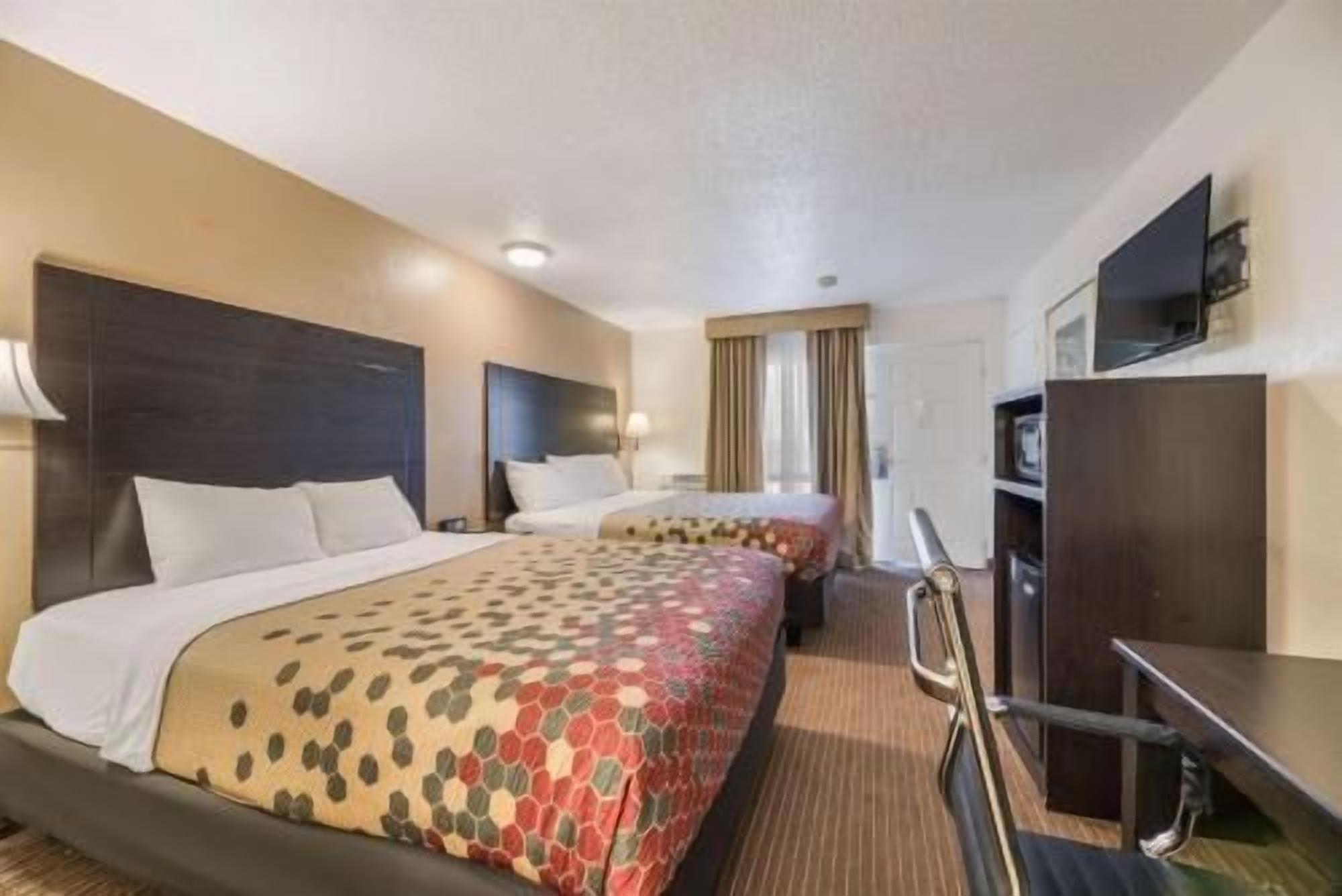 Escritorio, cortinas blackout, wifi gratis y ropa de cama 