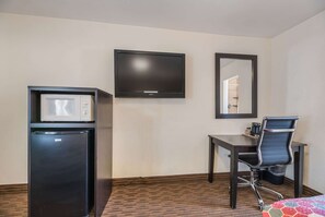 Desk, blackout curtains, free WiFi, bed sheets - Rodeway Inn Flagstaff - Downtown (Flagstaff)