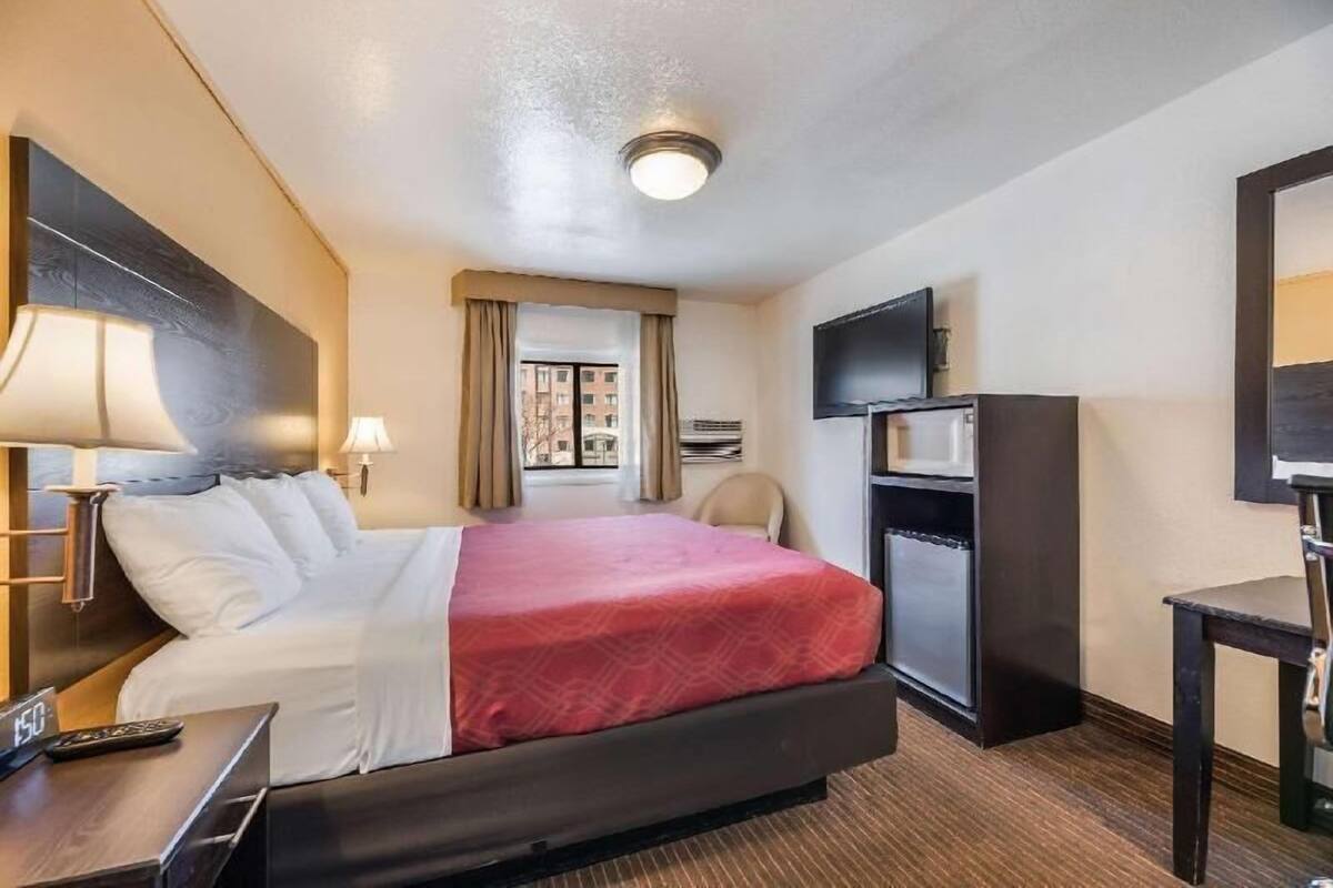 Desk, blackout drapes, free WiFi, bed sheets