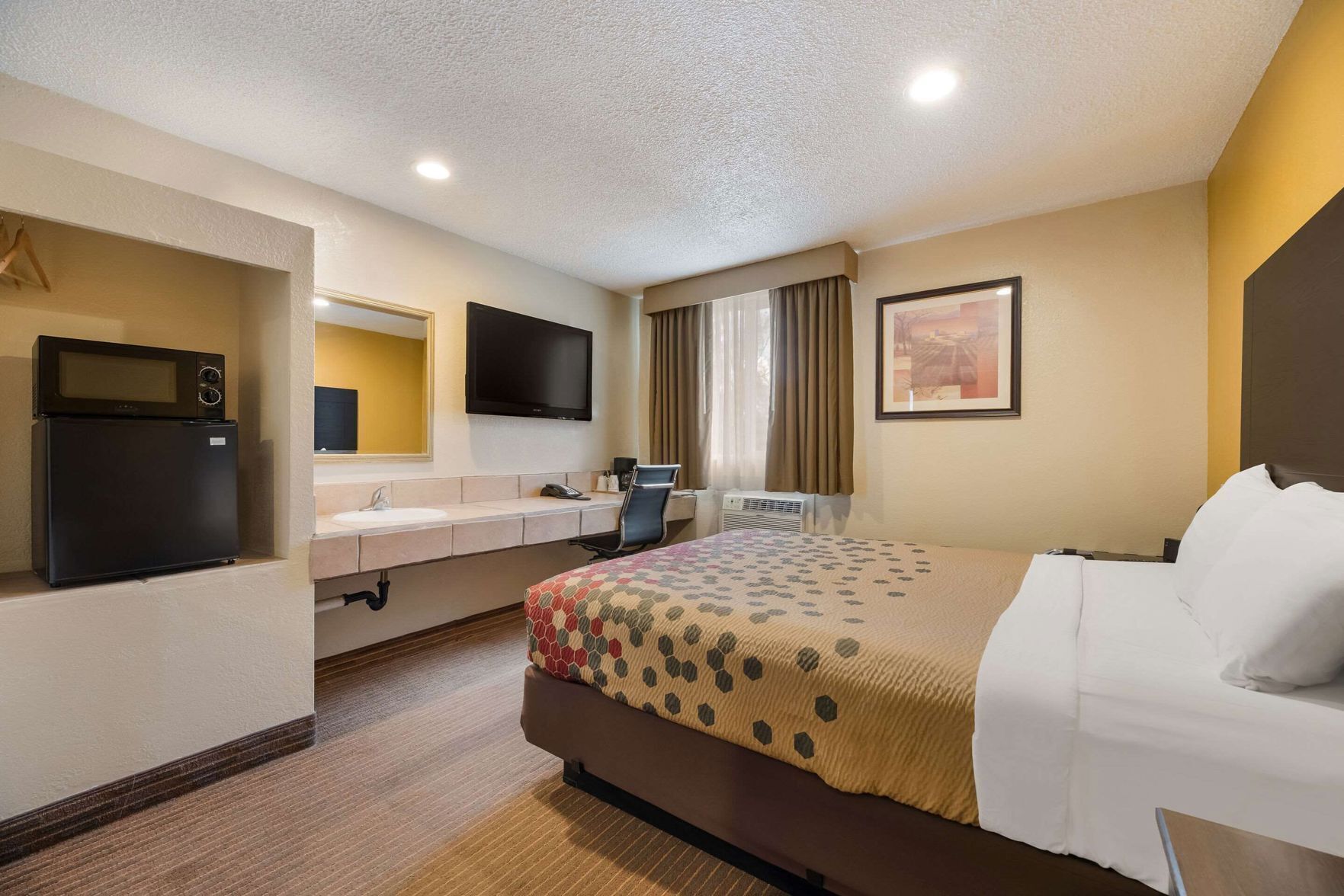 Escritorio, cortinas blackout, wifi gratis y ropa de cama 