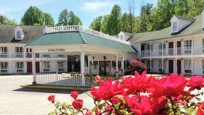 A two-story building with a green roof and white exterior, labeled 'STRATFORD.' - Stratford Motor Inn East Ellijay (Ellijay)