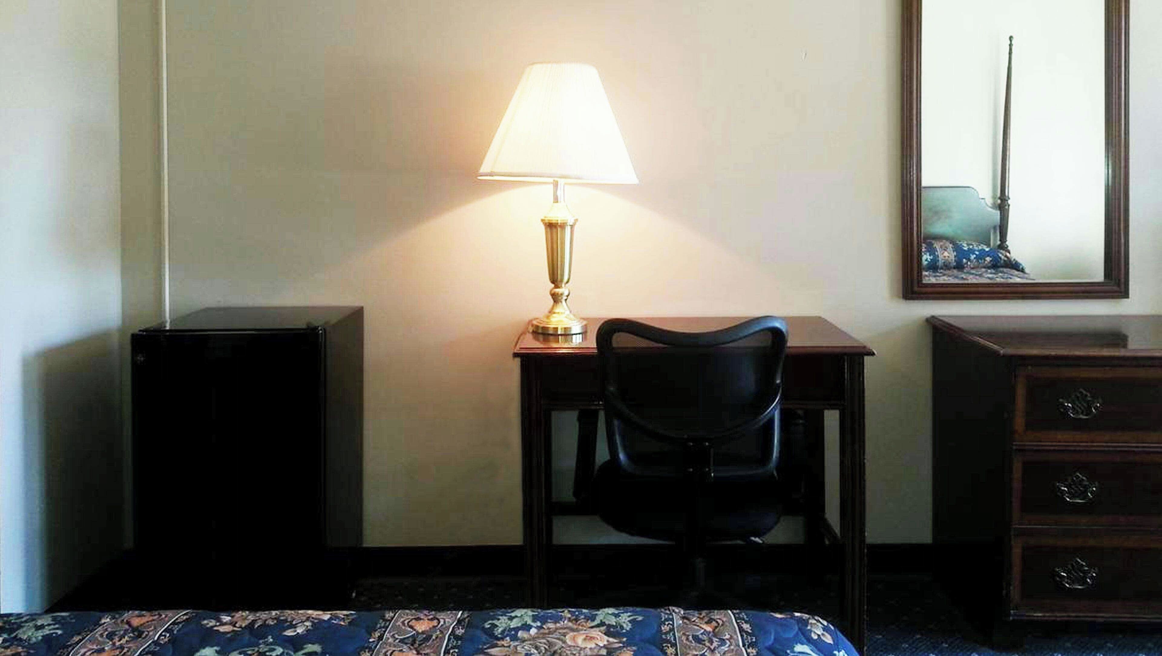 Tabla de planchar con plancha, wifi gratis, ropa de cama y despertador