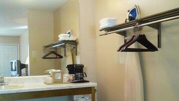 Combined shower/tub, hair dryer, towels