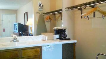 Combined shower/tub, hair dryer, towels