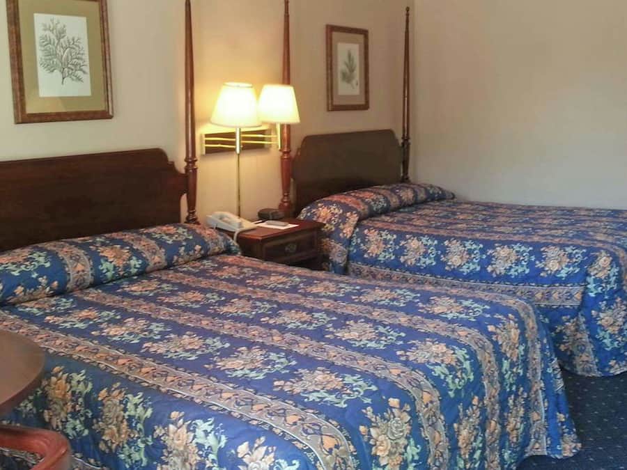 Tabla de planchar con plancha, wifi gratis, ropa de cama y despertador