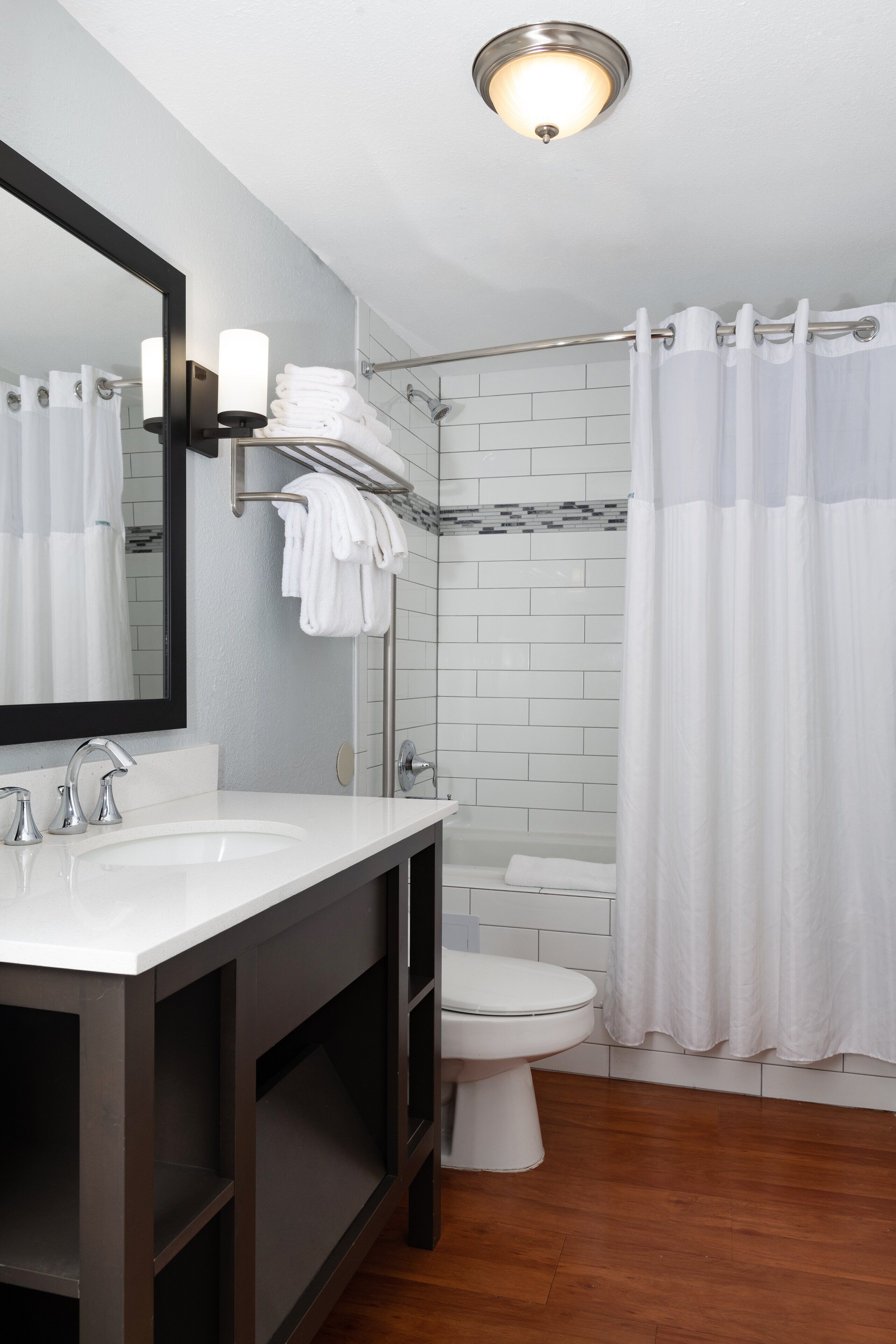 Kombinasi shower/bathtub dan perlengkapan mandi gratis