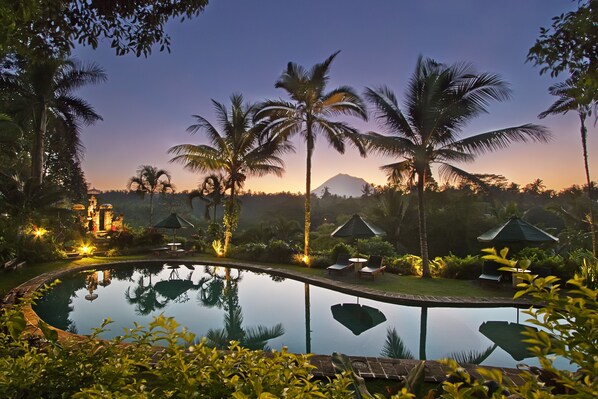 Outdoor pool, sun loungers - Alam Sari Keliki Resort & Spa (Tegallalang)