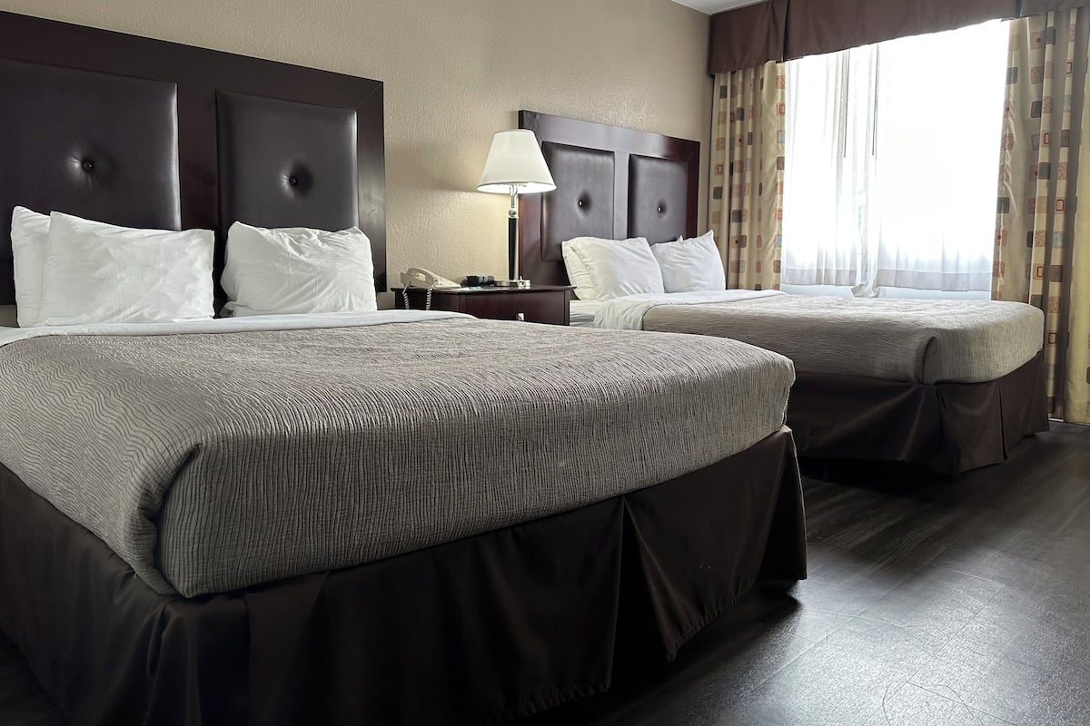 Camera, 2 letti queen, accessibile ai disabili, non fumatori | Materassi a doppio strato, una scrivania, postazione laptop