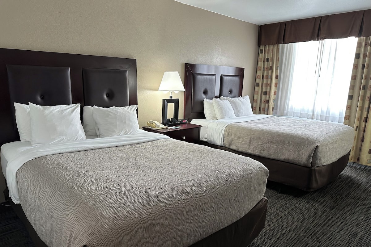 Camera Standard, 2 letti queen, non fumatori | Materassi a doppio strato, una scrivania, postazione laptop