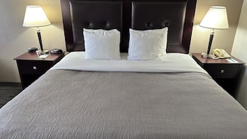 Bäddmadrasser, skrivbord, arbetsyta för laptop och mörkläggningsgardiner