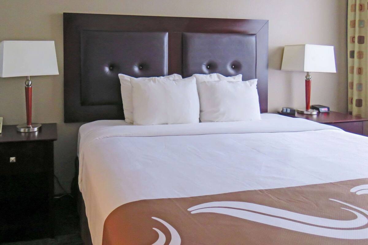 Camas con pillow-top, escritorio y espacio para trabajar con laptop