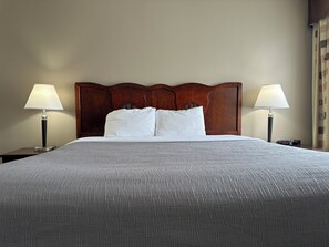 Suite, 1 cama King size, para no fumadores | Camas con pillow-top, escritorio y espacio para trabajar con laptop 