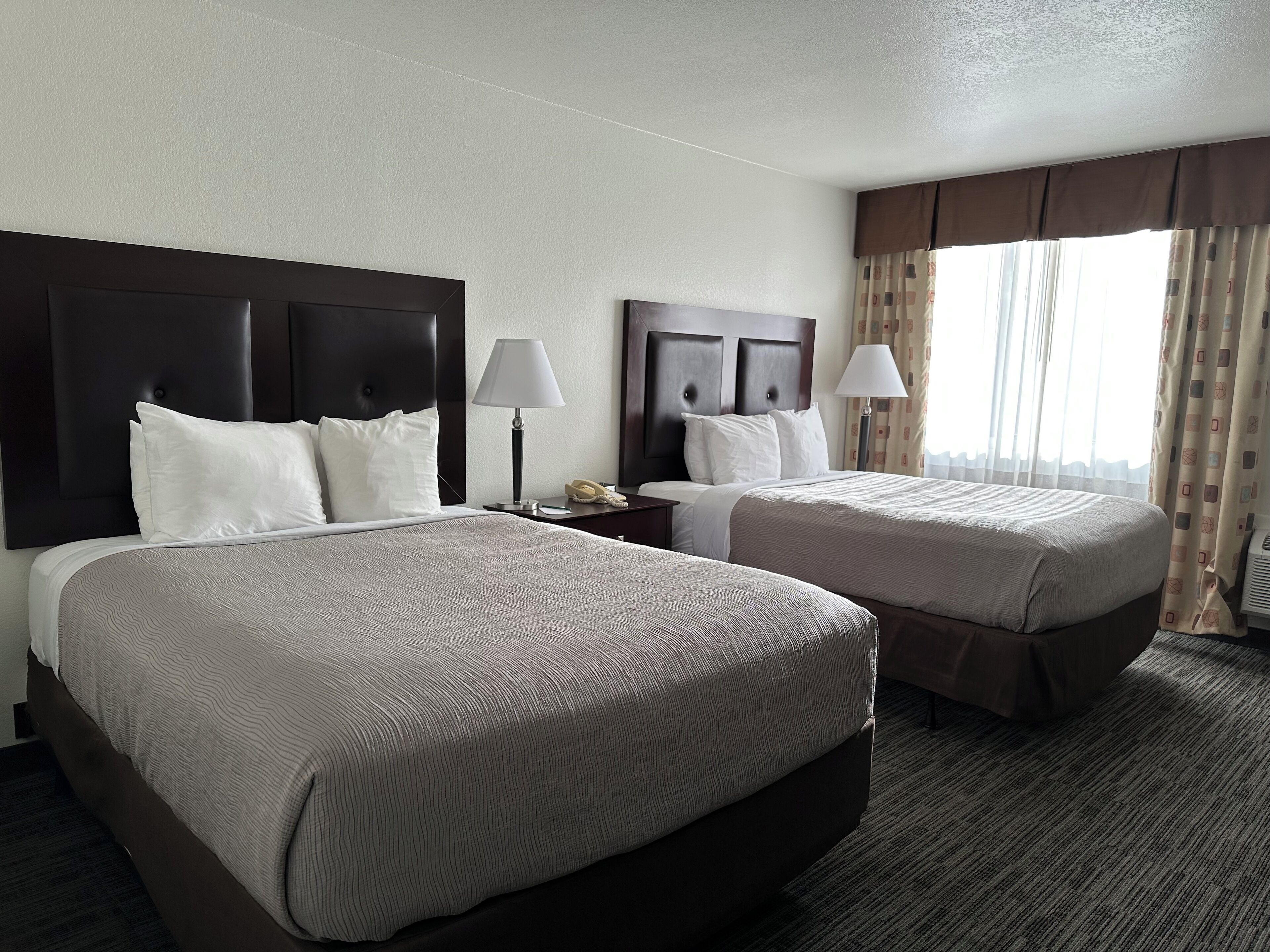 Camas con pillow-top, escritorio y espacio para trabajar con laptop 