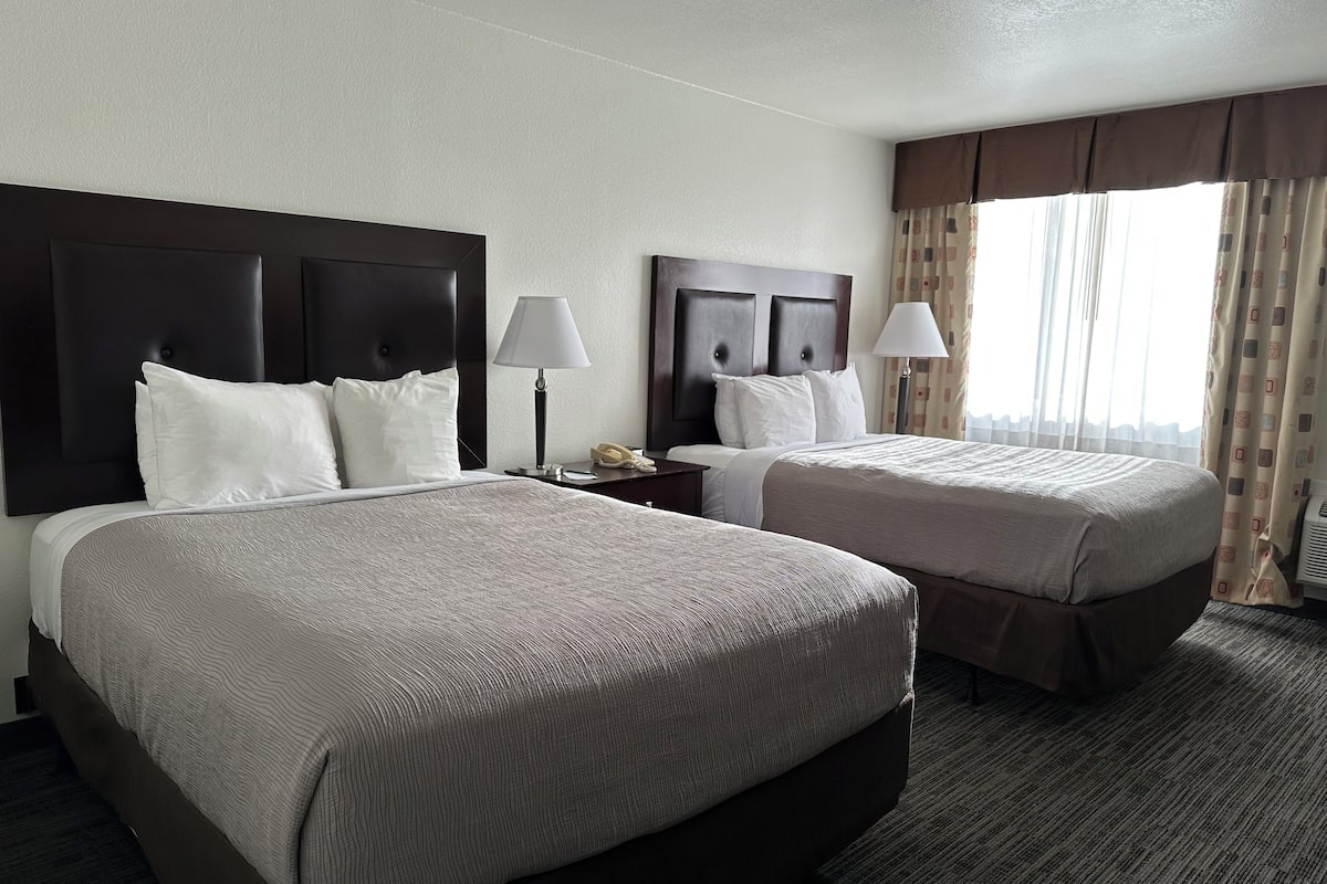 Materassi a doppio strato, una scrivania, postazione laptop