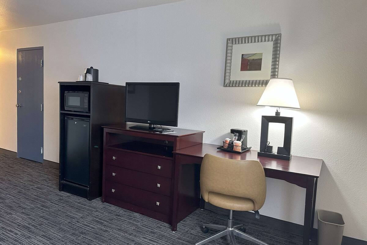 suite, 1 king bed, non smoking | pillow-top beds, desk, laptop workspace, blackout curtains
