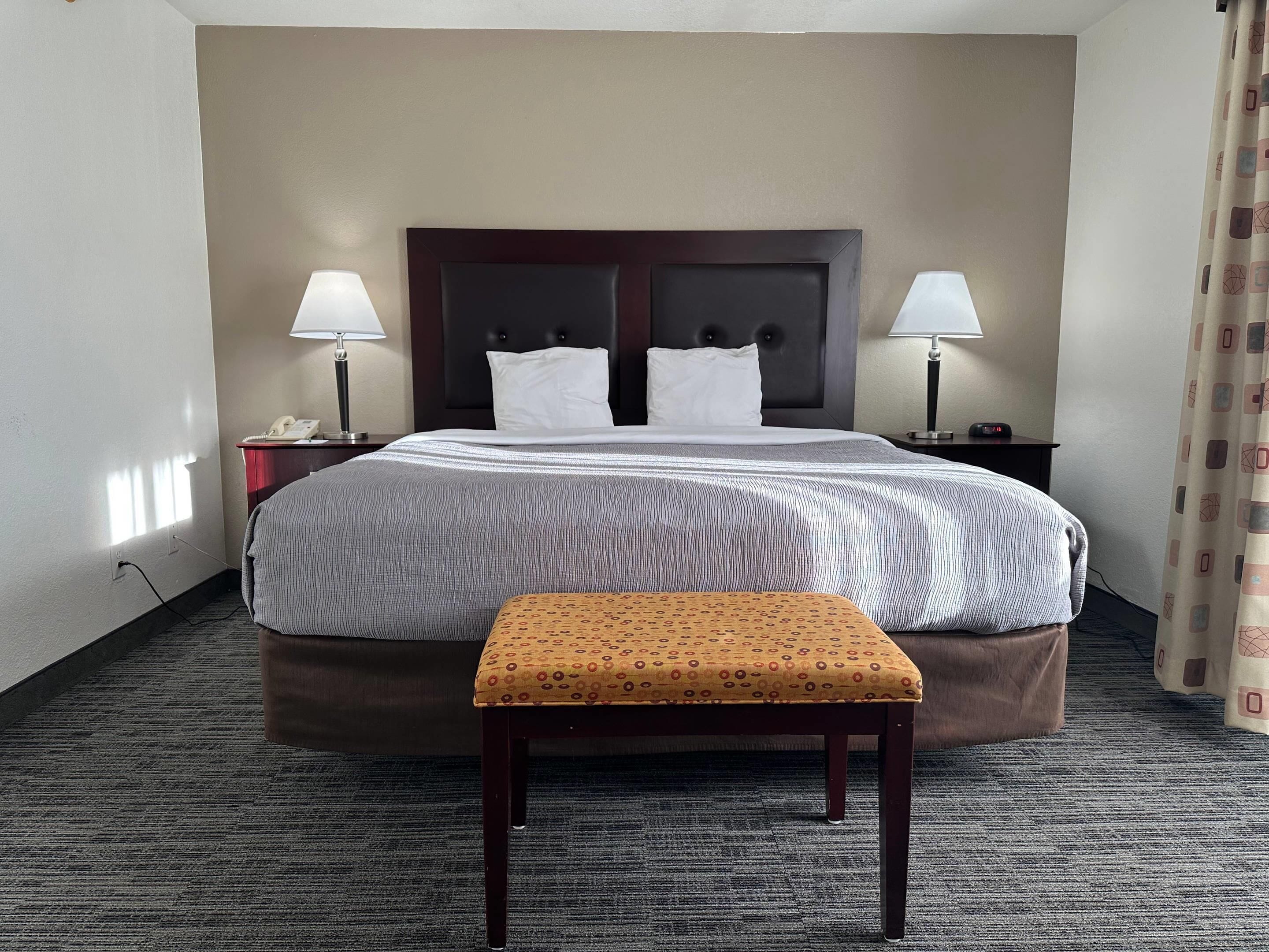 Suite, 1 cama King size y sofá cama, con acceso para personas discapacitadas, para no fumadores | Camas con pillow-top, escritorio y espacio para trabajar con laptop 