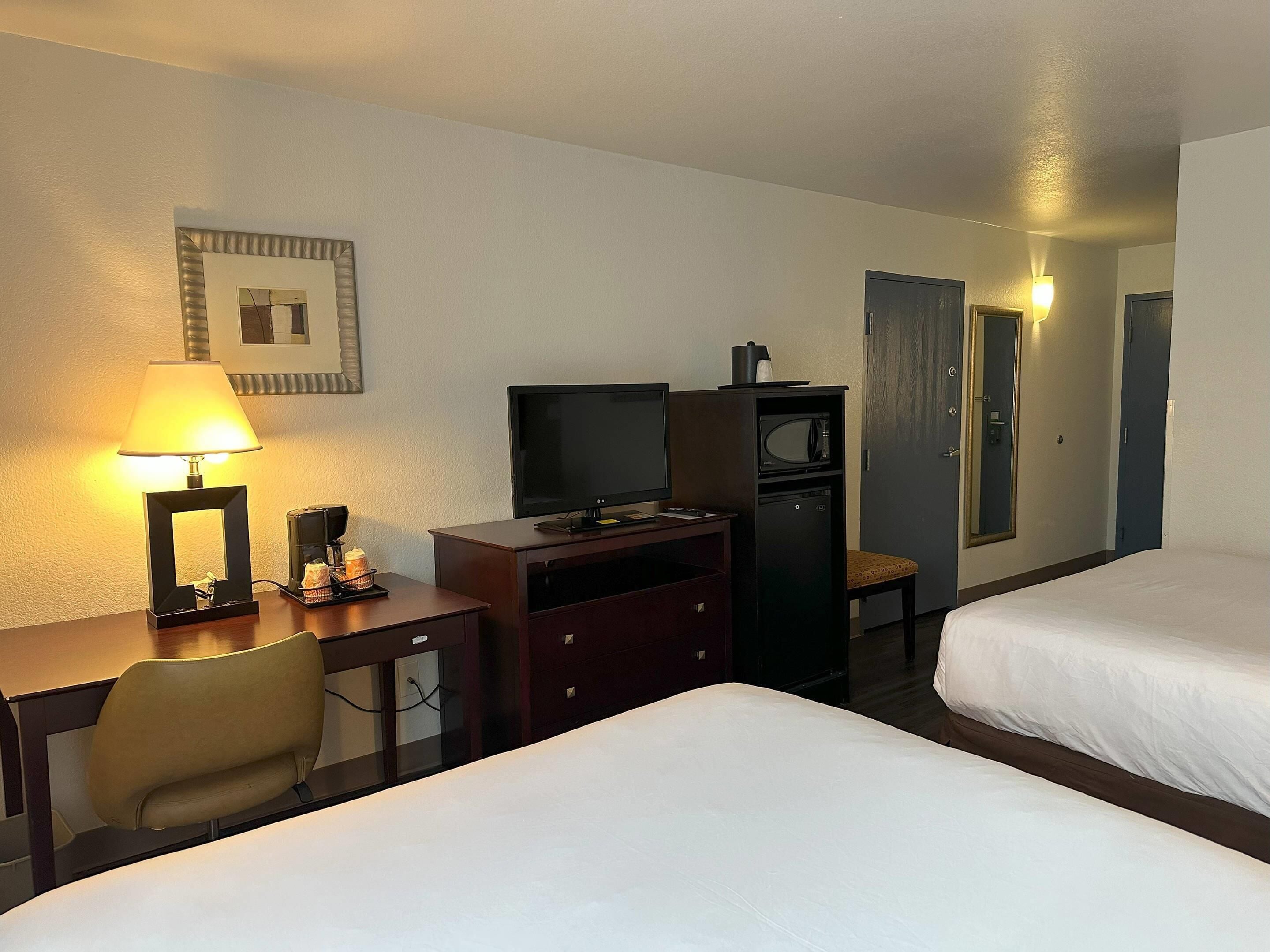 Habitación, 2 camas Queen size, con acceso para personas discapacitadas, para no fumadores | Camas con pillow-top, escritorio y espacio para trabajar con laptop 