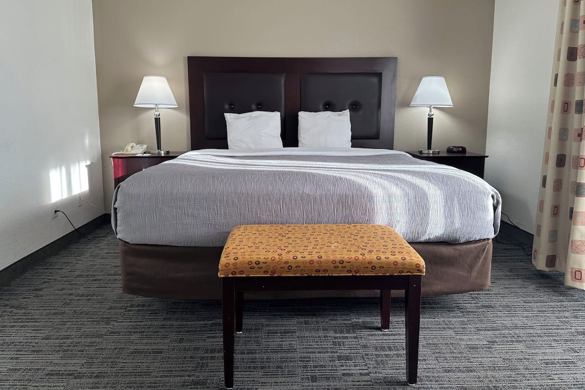 Suite, 1 très grand lit et 1 canapé-lit, accessible aux personnes à mobilité réduite, non-fumeurs | Surmatelas, bureau, espace de travail pour ordinateur portable