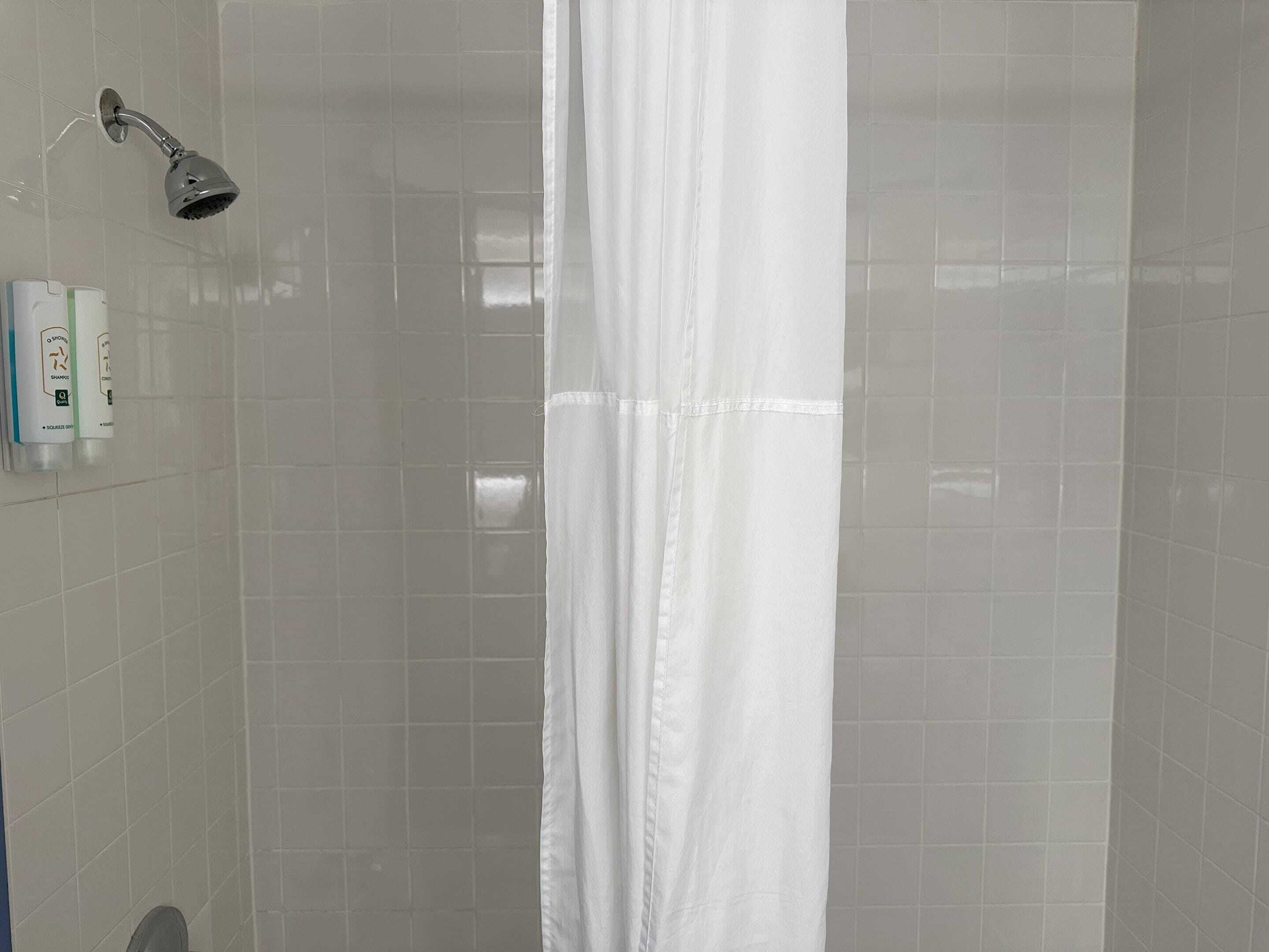 Suite, varias camas, para no fumadores | Camas con pillow-top, escritorio y espacio para trabajar con laptop 