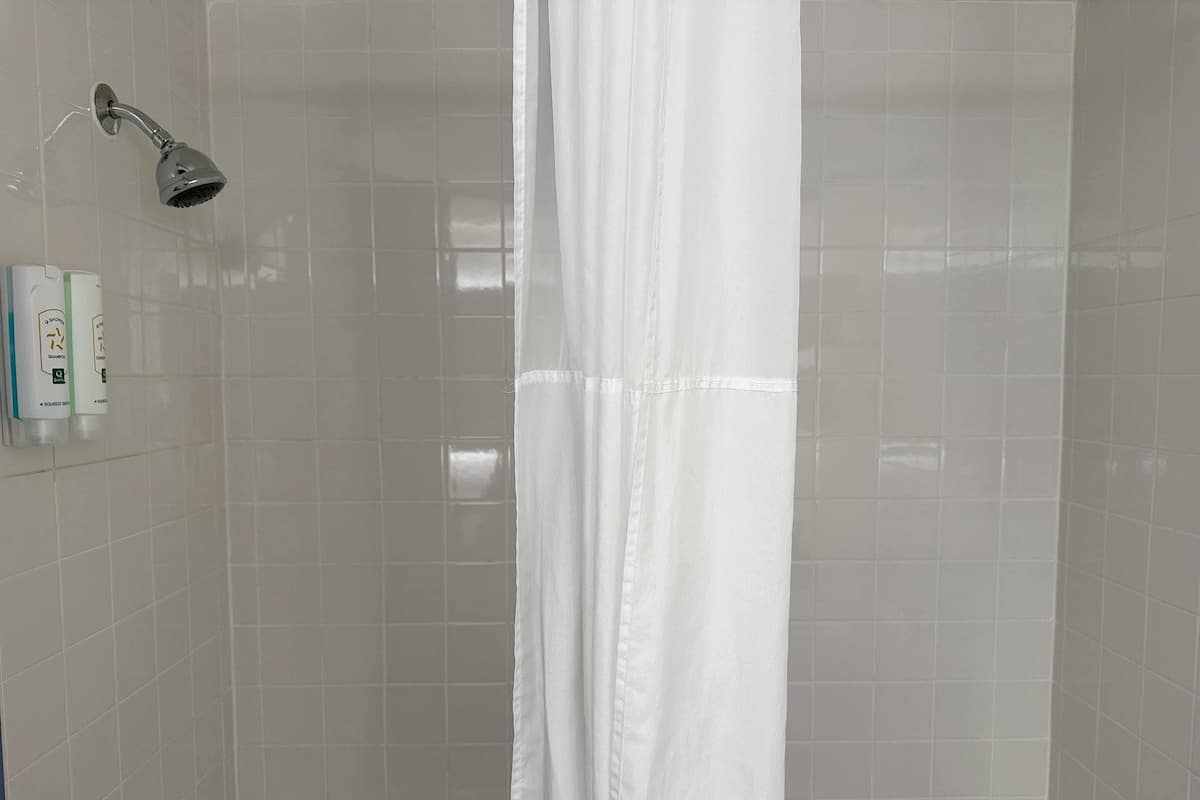 Colchones con pillow-top, escritorio y espacio para trabajar con laptop