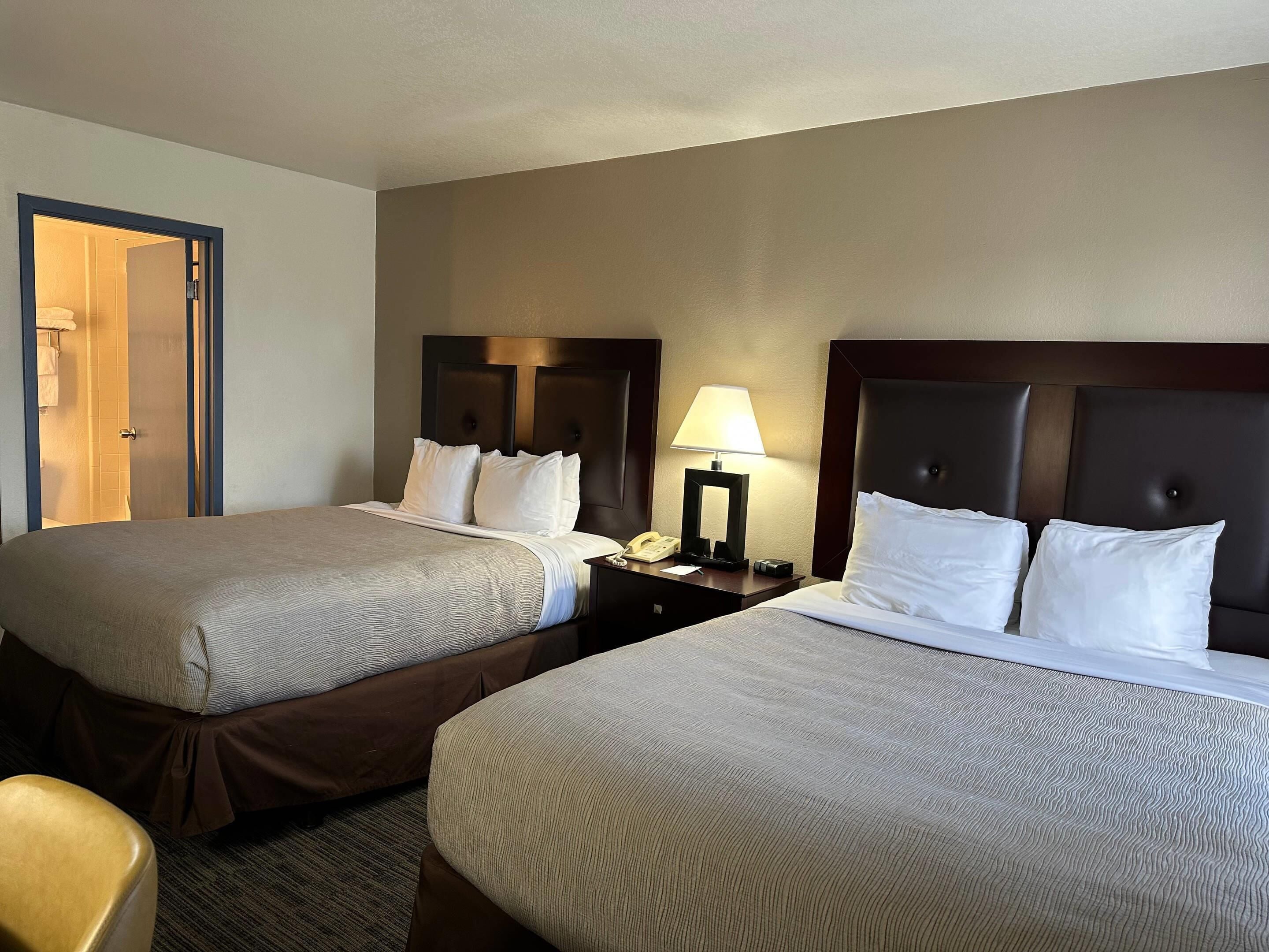 Suite, varias camas, para no fumadores | Camas con pillow-top, escritorio y espacio para trabajar con laptop 