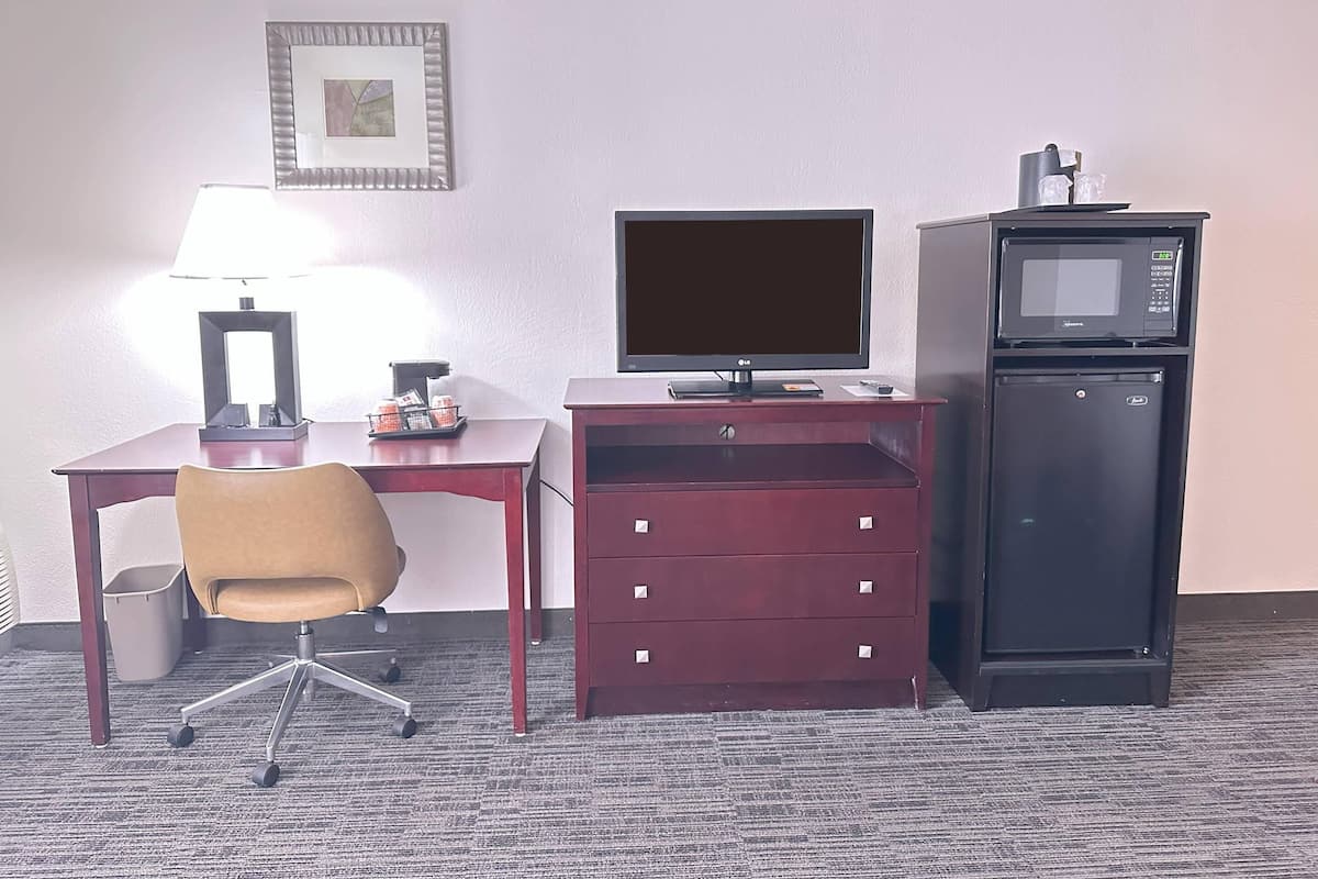 Suite, 1 cama King size y sofá cama, con acceso para personas discapacitadas, para no fumadores | Camas con pillow-top, escritorio y espacio para trabajar con laptop