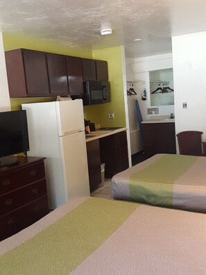 Desk, laptop workspace, iron/ironing board, free cots/infant beds - Suburban Studios Tallahassee near University (Tallahassee)