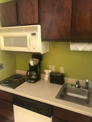 Standard Room, 1 Queen Bed with Sofa bed, Non Smoking | Private kitchenette | Fridge, microwave, stovetop, coffee/tea maker - Suburban Studios Tallahassee near University (Tallahassee)