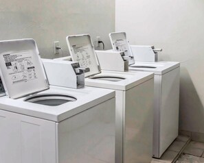 Een rij witte, moderne, wandgemonteerde toiletten met instructies op de voorzijde.