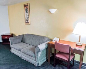 Una scrivania, postazione laptop, ferro/asse da stiro