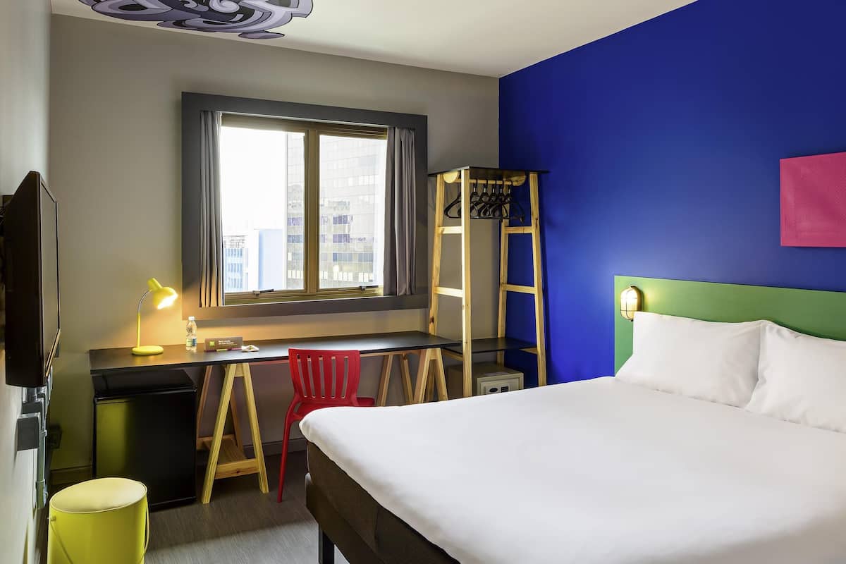 Minibar, escritorio, cortinas blackout y wifi gratis