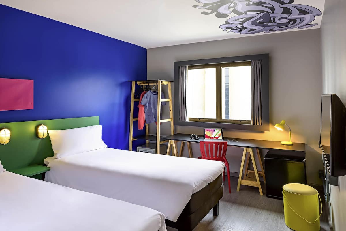 Minibar, escritorio, cortinas blackout y wifi gratis