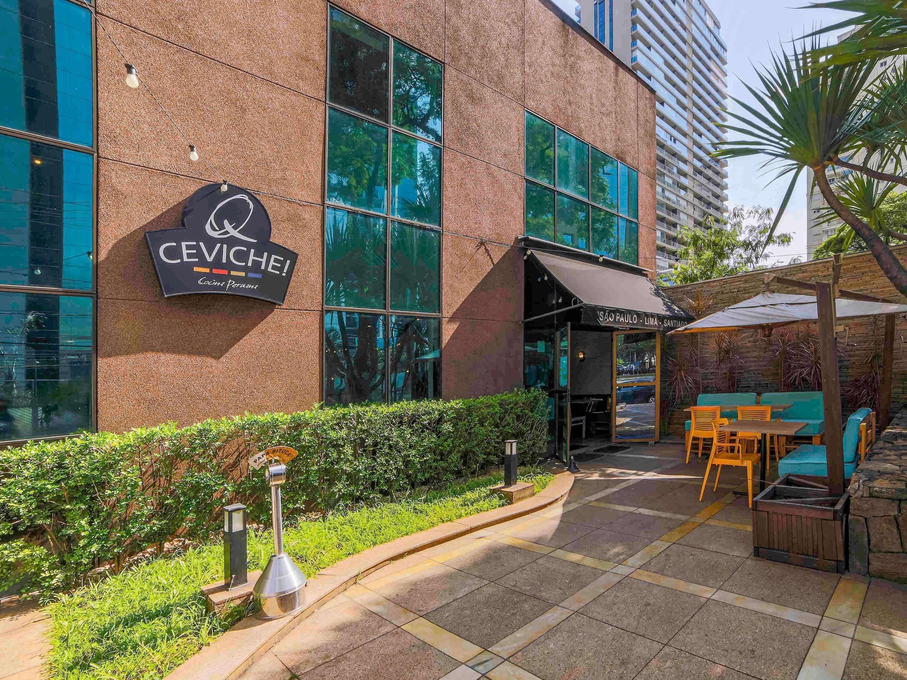 Edifici amb un rètol que diu 'CEVICHE! Culinaria Perama' i terrassa exterior amb aulet.