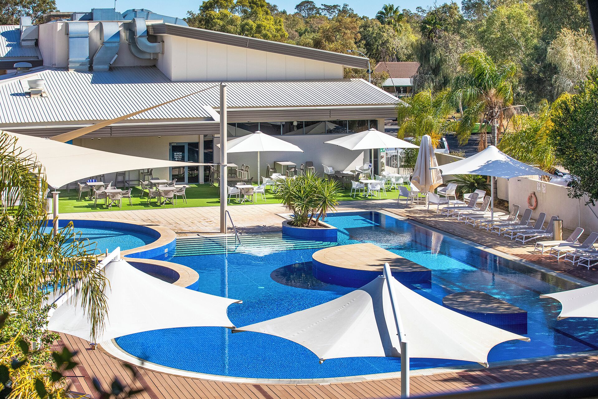 迷你吧、房內夾萬、書桌、遮光窗簾/窗簾