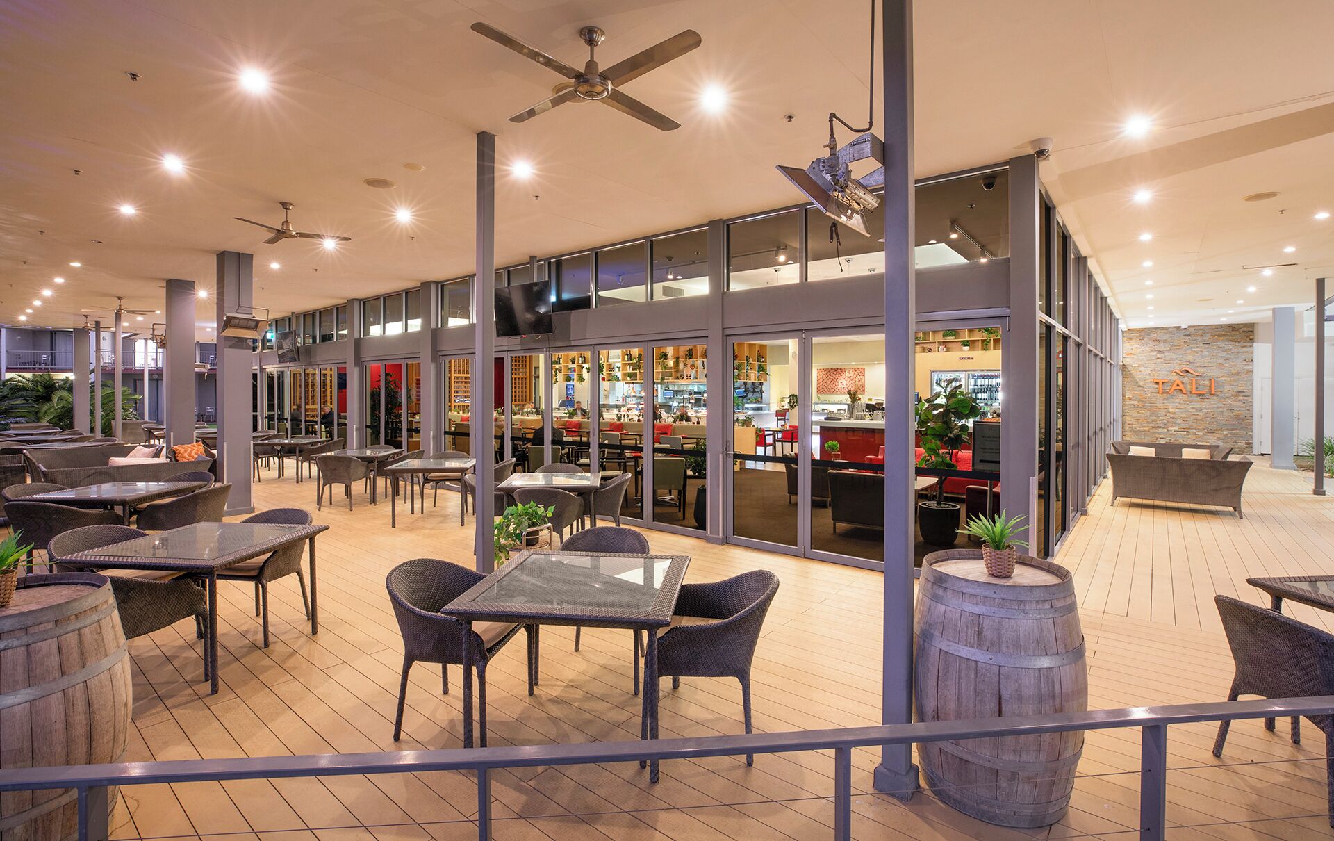 3 restaurants, breakfast served