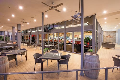 3 restaurants; breakfast, lunch, dinner and brunch served