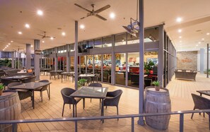 3 restaurantes, se sirve desayuno