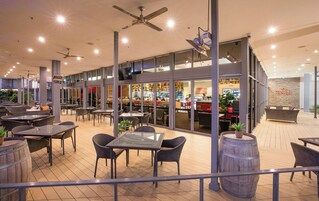 3 restaurantes, se sirve desayuno