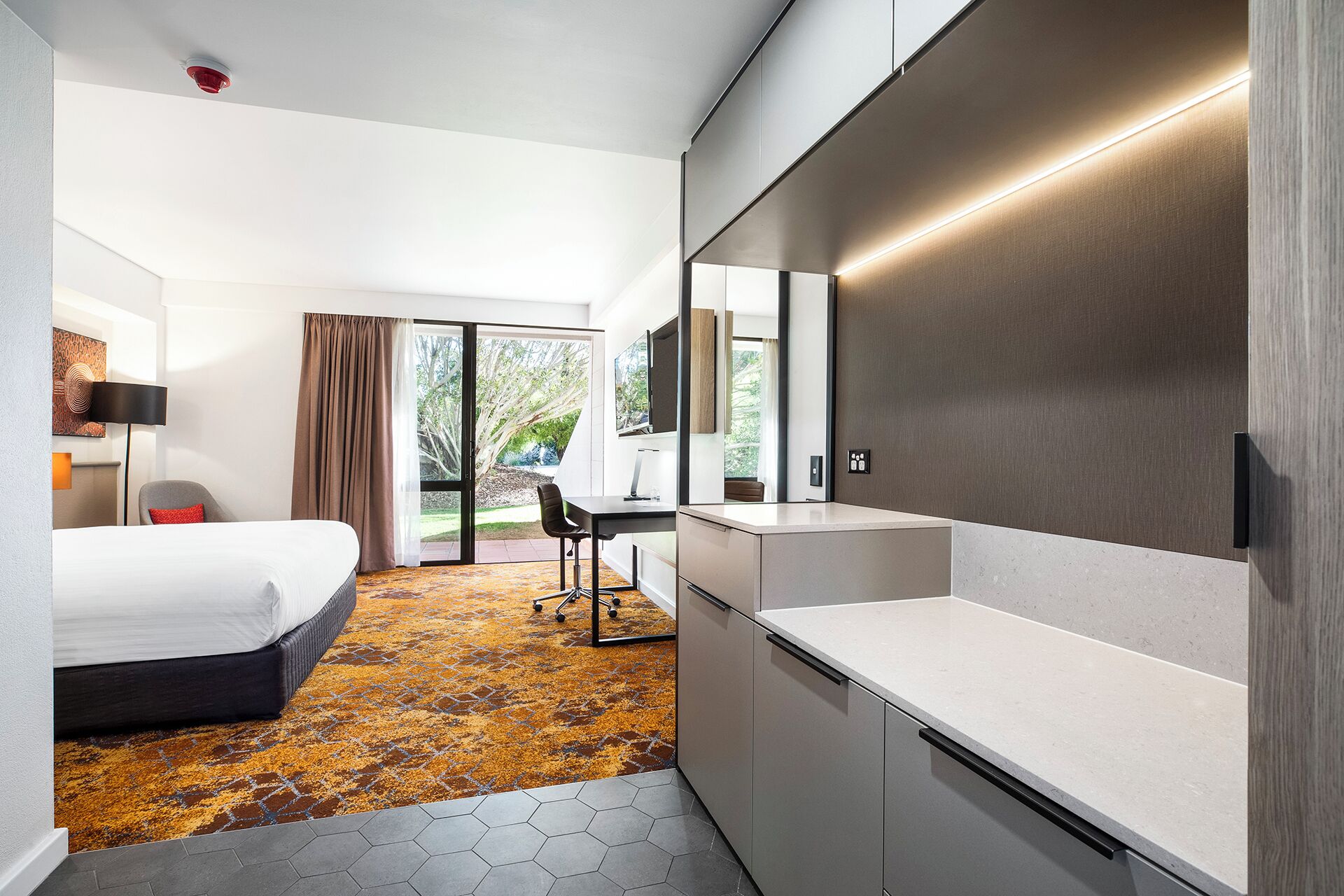 ميني بار وخزنة داخل الغرفة ومكتب وستائر تعتيم