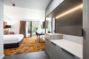 Minibar, caja de seguridad en la habitación y escritorio